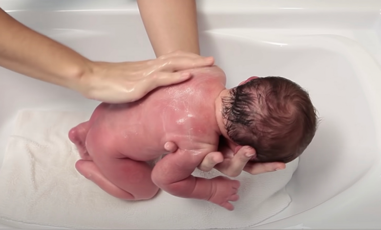 Yeni Doğan Bebekler Ne Zaman ve Nasıl Yıkanmalı